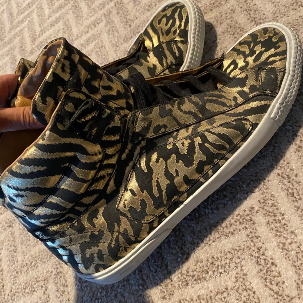 Black and gold leopard print sneakers!
